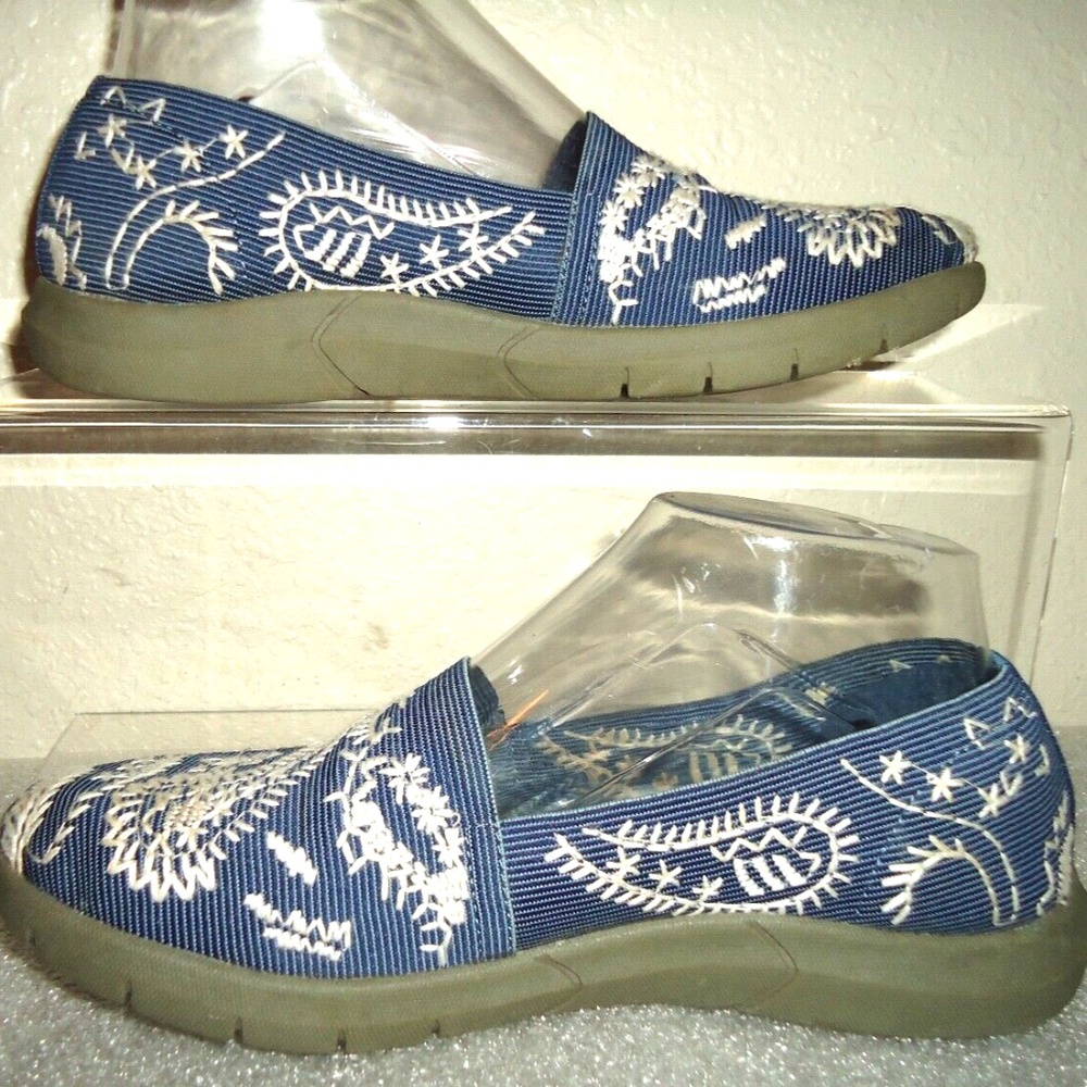 Yuu Shoes Women's Krishna Blue White Embroidered Slip On Comfort Shoes